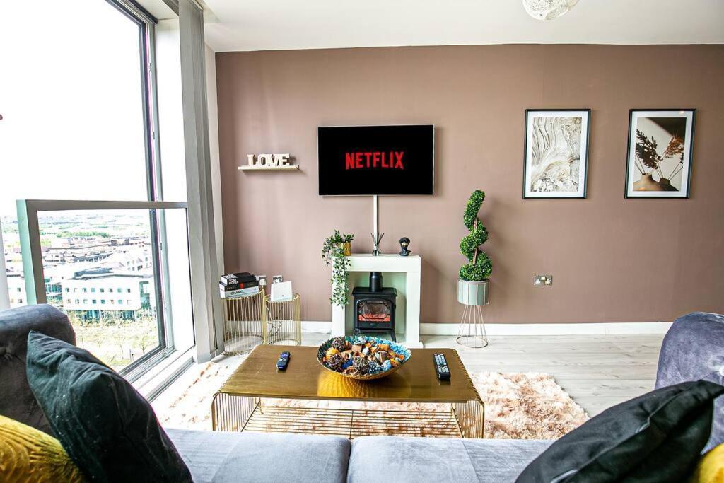 Comfortable City Centre Apartment With Free Parking, Fast Wifi & Smart Tv With Xbox And Netflix By Yoko Property Milton Keynes Bagian luar foto